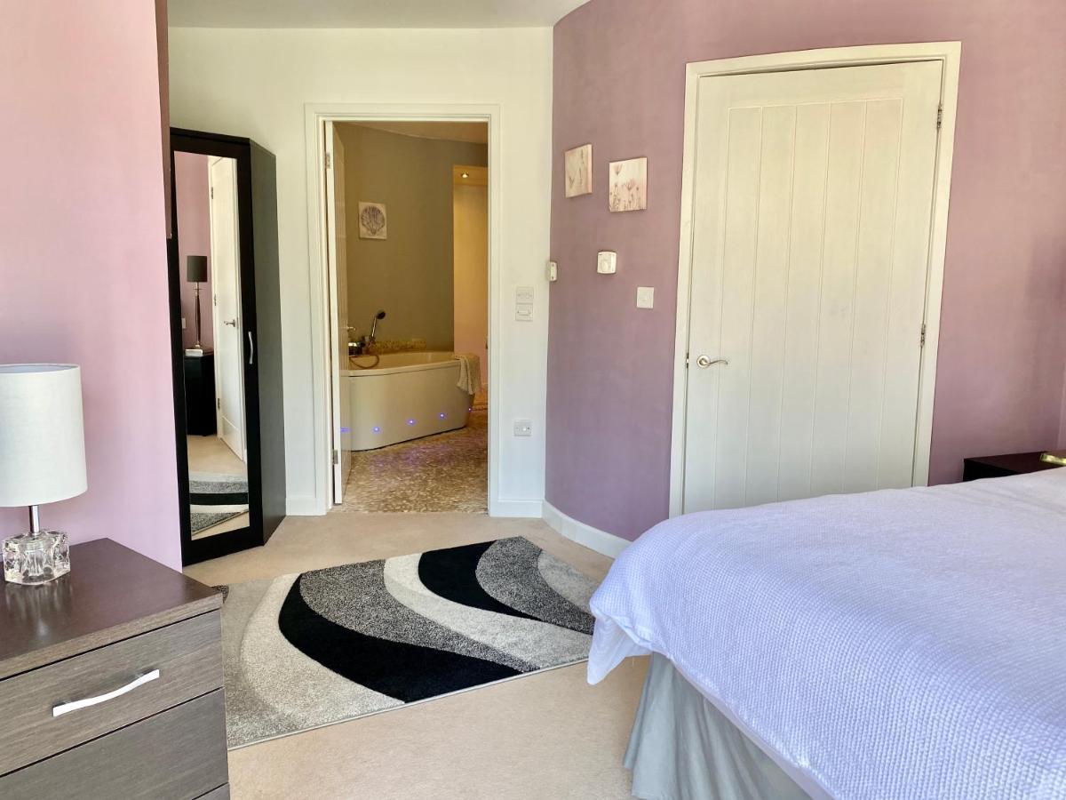 One Of The Best Properties In Lyme! Breathtaking Views Across The Whole Bay. 3 Stories With 2 Tier Veranda Around The Property. Sleeps 6 Lyme Regis Eksteriør bilde