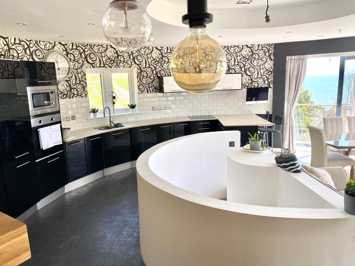 One Of The Best Properties In Lyme! Breathtaking Views Across The Whole Bay. 3 Stories With 2 Tier Veranda Around The Property. Sleeps 6 Lyme Regis Eksteriør bilde