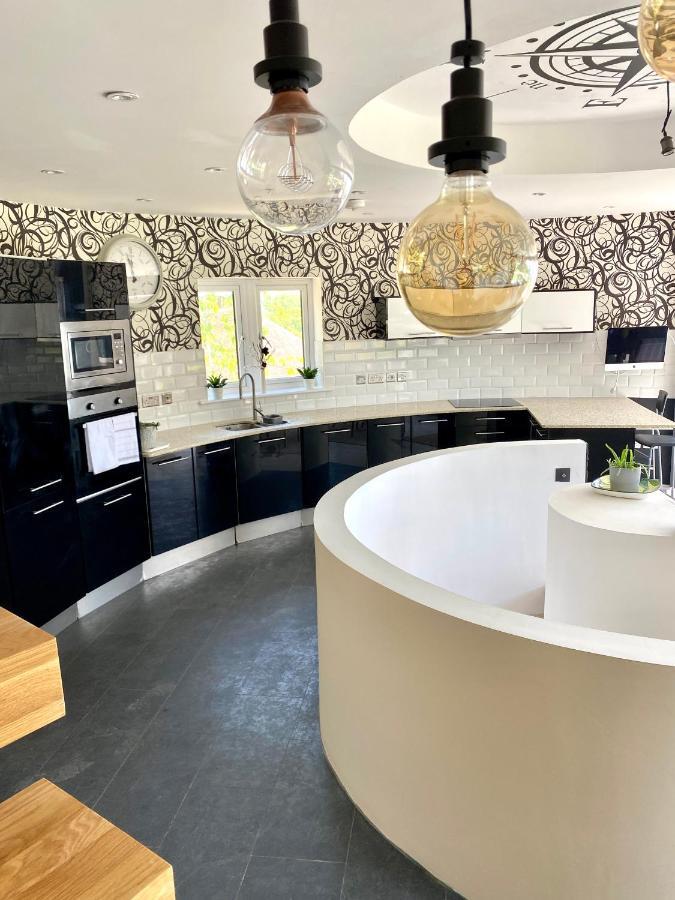 One Of The Best Properties In Lyme! Breathtaking Views Across The Whole Bay. 3 Stories With 2 Tier Veranda Around The Property. Sleeps 6 Lyme Regis Eksteriør bilde