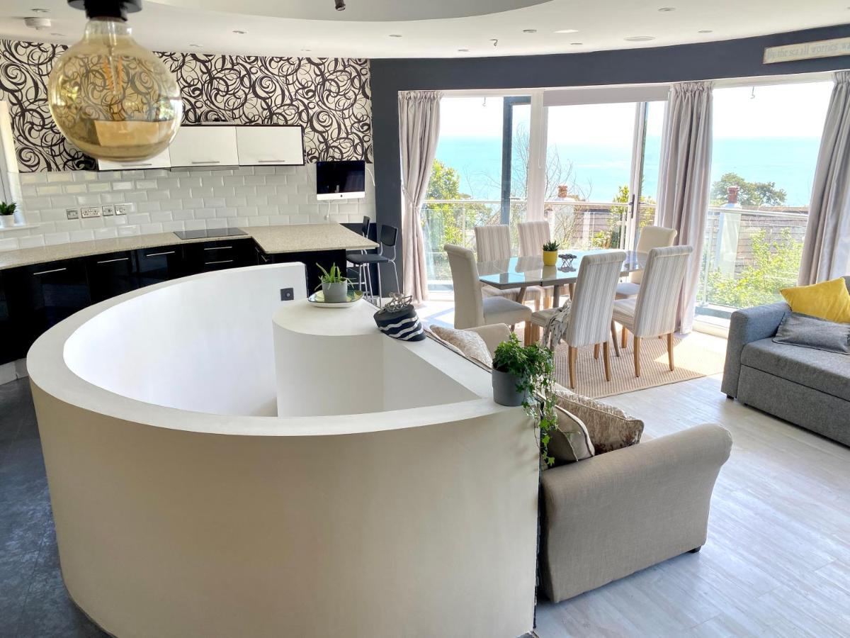 One Of The Best Properties In Lyme! Breathtaking Views Across The Whole Bay. 3 Stories With 2 Tier Veranda Around The Property. Sleeps 6 Lyme Regis Eksteriør bilde