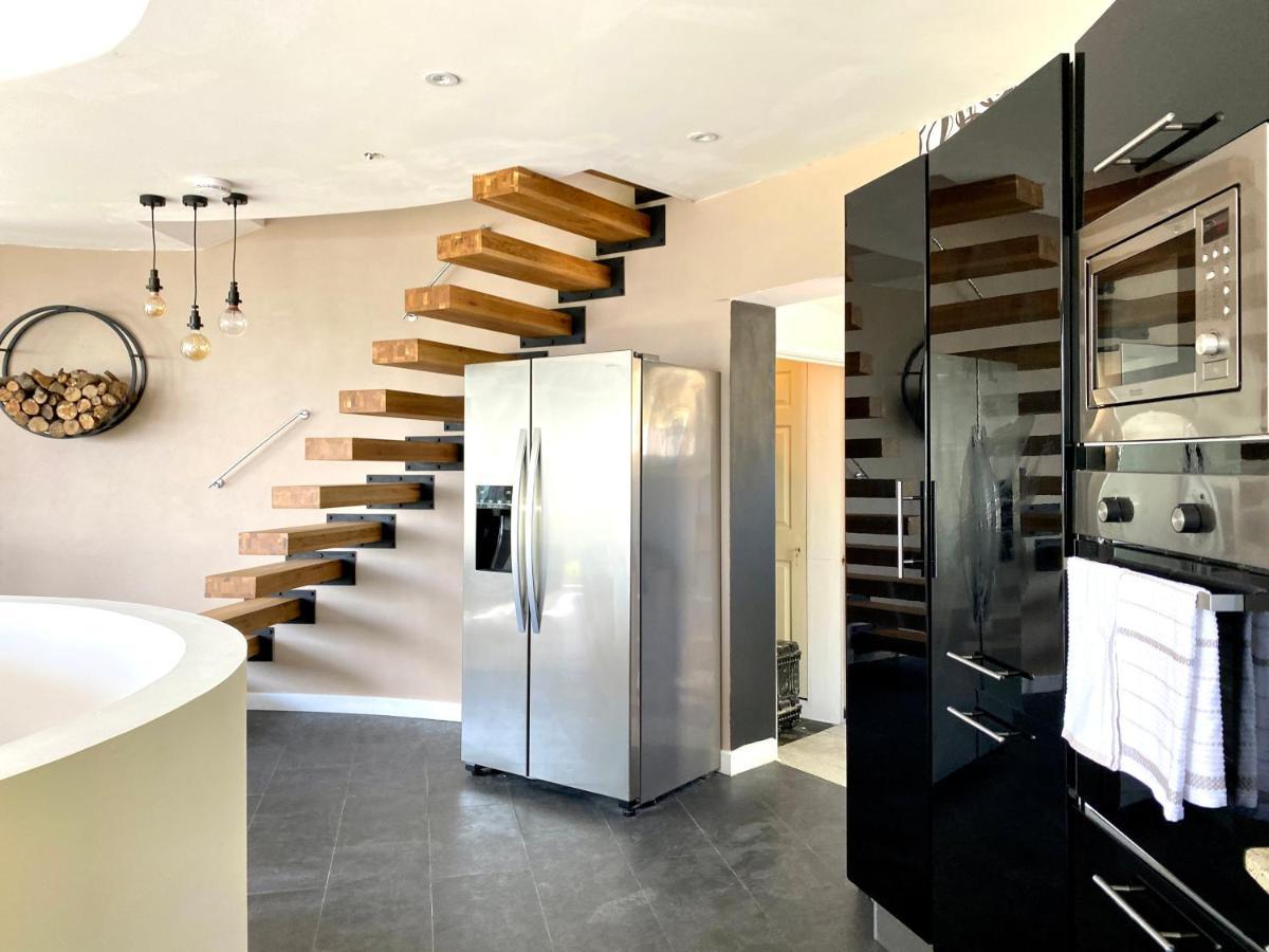 One Of The Best Properties In Lyme! Breathtaking Views Across The Whole Bay. 3 Stories With 2 Tier Veranda Around The Property. Sleeps 6 Lyme Regis Eksteriør bilde